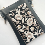 【new】インド刺繍リボン　合皮　フェイクレザー　スマホショルダーバッグ　スマホポシェット