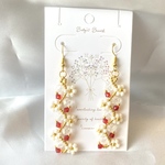 雪解け苺摘みの花ピアス – Pure White Blossom