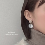 再々販!!ミルクティー×ゆれる花びら淡色ピアス イヤリング大人かわいいピアス/イヤリング/ゆらゆら/樹脂ピアス/チタンピアス/ネジバネ式 痛くないイヤリング 夏 人気 イエベ