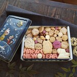 「ねこたちとNEW YEAR♪クッキー缶」（L）【配達指定は1／20（火）まで】