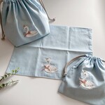 【ランチョンマット・サイズ色々】名入れ・スワン刺繍・女の子・幼稚園・小学校・25×35・40×60・30×40