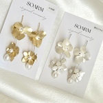選べる2カラー🌼マットメタルフラワー×淡水パール　ピアス／イヤリング　ウェディング　ブライダル　大ぶり　ゴールド　