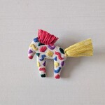 カラフル模様のおめかし馬 · 刺繍ブローチ