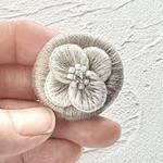 刺繍ブローチ/小さなお花のふっくらブローチ/グレージュ/送料無料