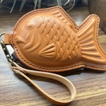 【栃木レザー】本革たい焼き型ミニポーチ | 遊び心ある小物・小銭入れ | 手縫い 