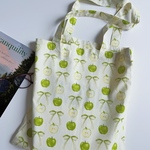 【北欧風りんご柄トートバッグ】グリーン ハンドメイド ナチュラル🍏コットン 丈夫な布バッグ サブバッグ エコバッグ 肩掛け かわいい みどり爽やか A4対応 デイリー使い 折りたたみ