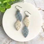 揺れる糸の葉っぱのピアス/イヤリング　ペールグリーン&ベージュ　ニャンドゥティ  ナチュラル　リーフ　刺繍　植物　プレゼント