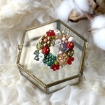 チェコビーズのボタニカルリースブローチ　クリスマス