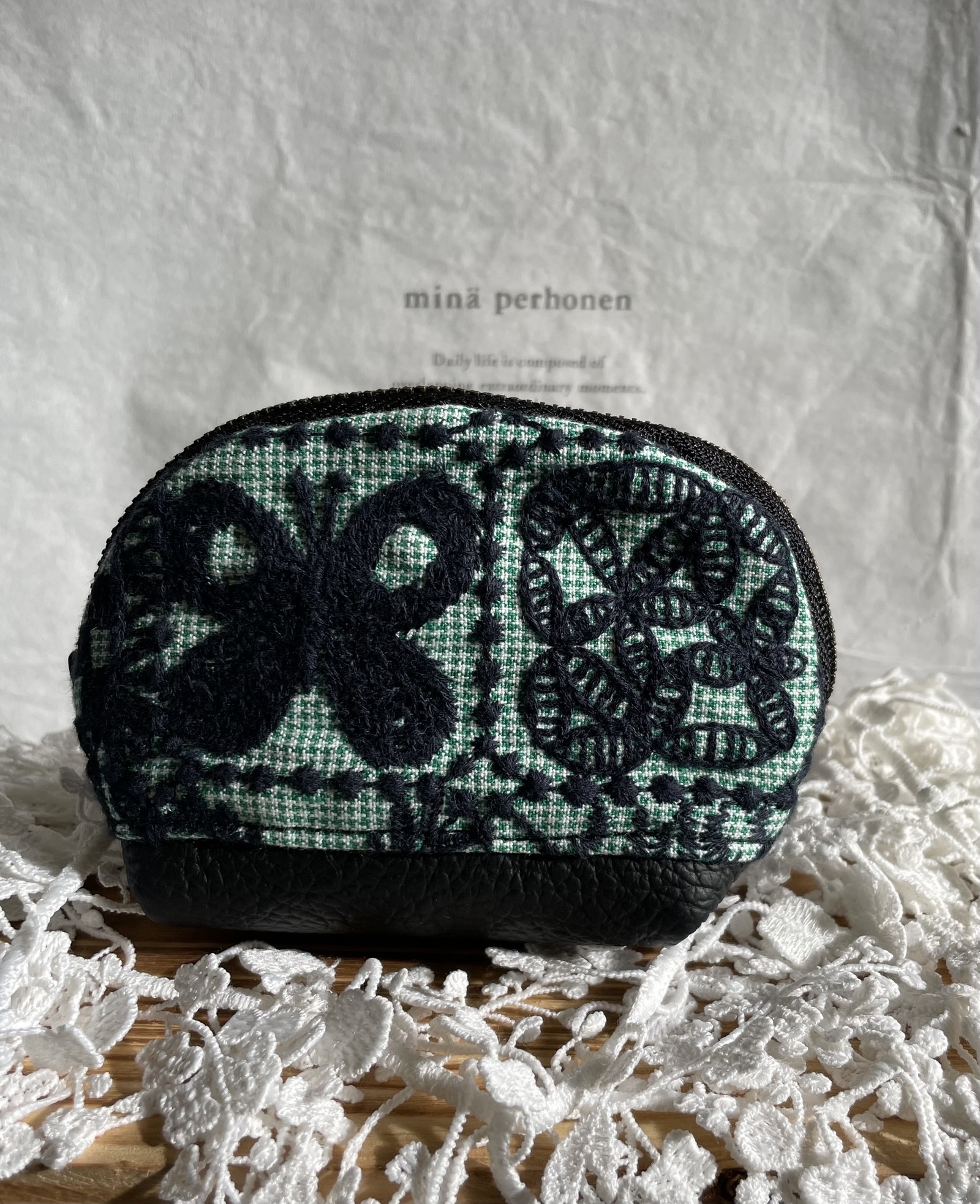 D)ミナペルホネン 表パッチ/タンバリンを使った大きく開く口で使い