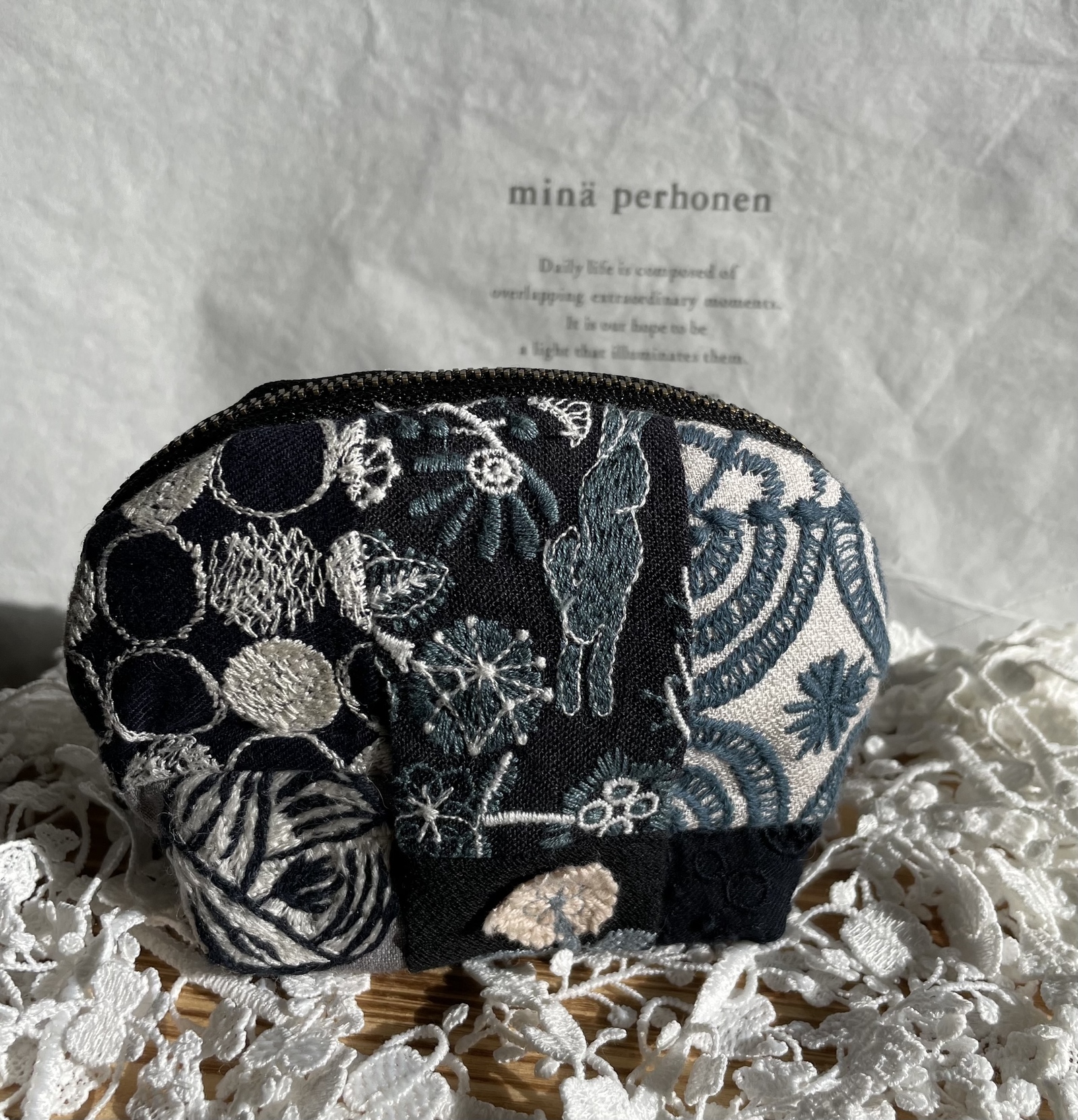 D)ミナペルホネン 表パッチ/タンバリンを使った大きく開く口で使い