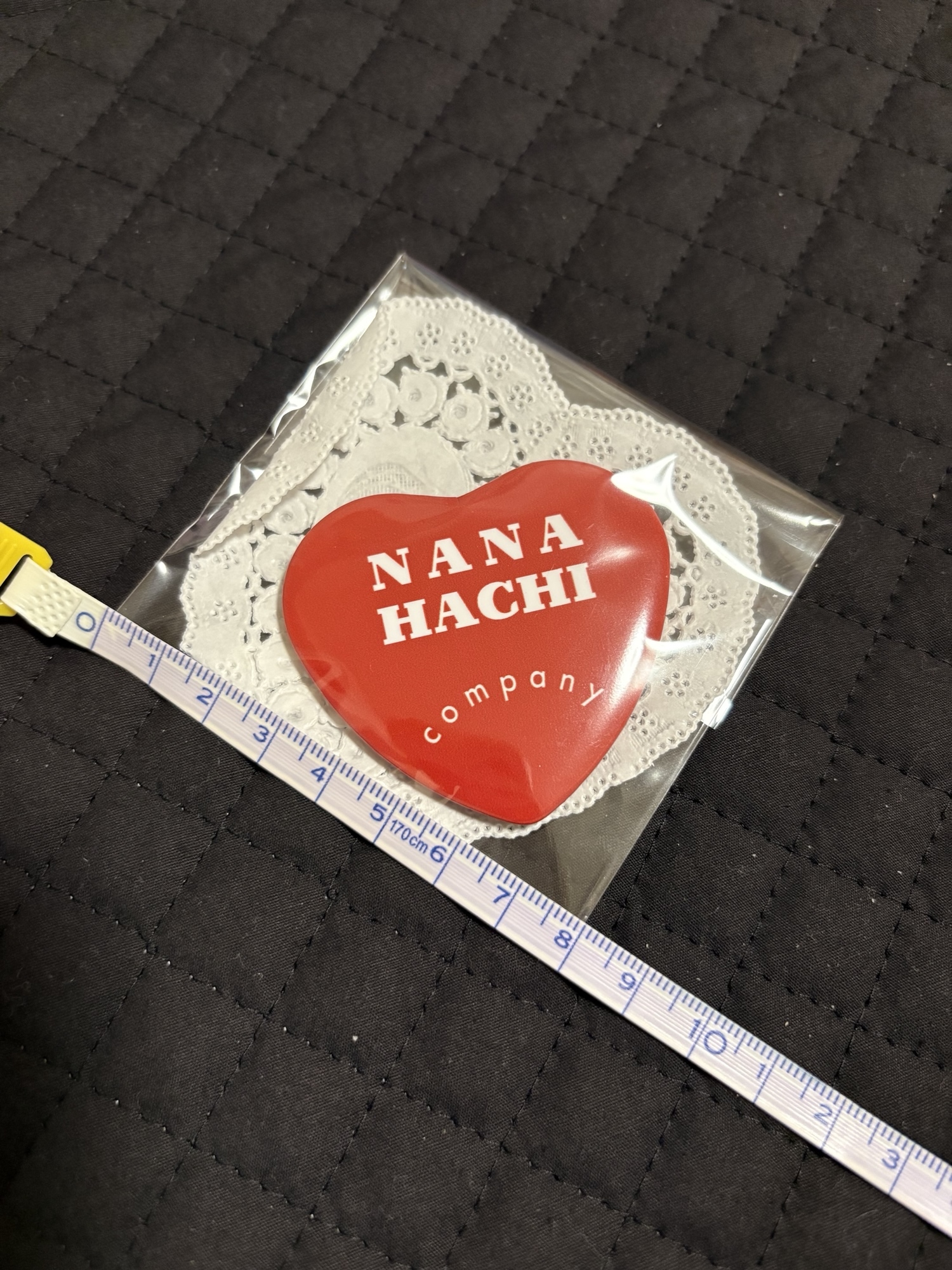 2個セット】缶バッジ ブランドロゴ オリジナル ハート型 - NANA HACHI