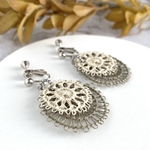 二重の糸のモチーフのピアス/イヤリング　カーキxキナリ　ニャンドゥティ　刺繍　レース　ナチュラル　サージカルステンレス　