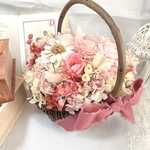 ピンクのバスケットアレンジメント　アレンジメント　プリザーブドフラワー　春アレンジメント　プレゼント　ギフト　結婚祝い　誕生日プレゼント　母の日　母の日ギフト