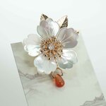 2WAY ブローチ＆帯留め 白蝶貝による花　 天然石赤メノウ