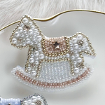 木馬　ビーズ刺繍　キーホルダー　ブローチ　馬　馬モチーフ　大人かわいい　キーチャーム