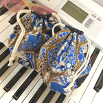 プレゼントに普段使いに☆小さな丸巾着☆北欧の森のトナカイと白い鳥🕊️