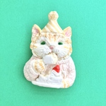 ケーキを食べるねこブローチ