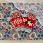 手編みのハンドウォーマー 牛の柄（くすみ赤・水色）