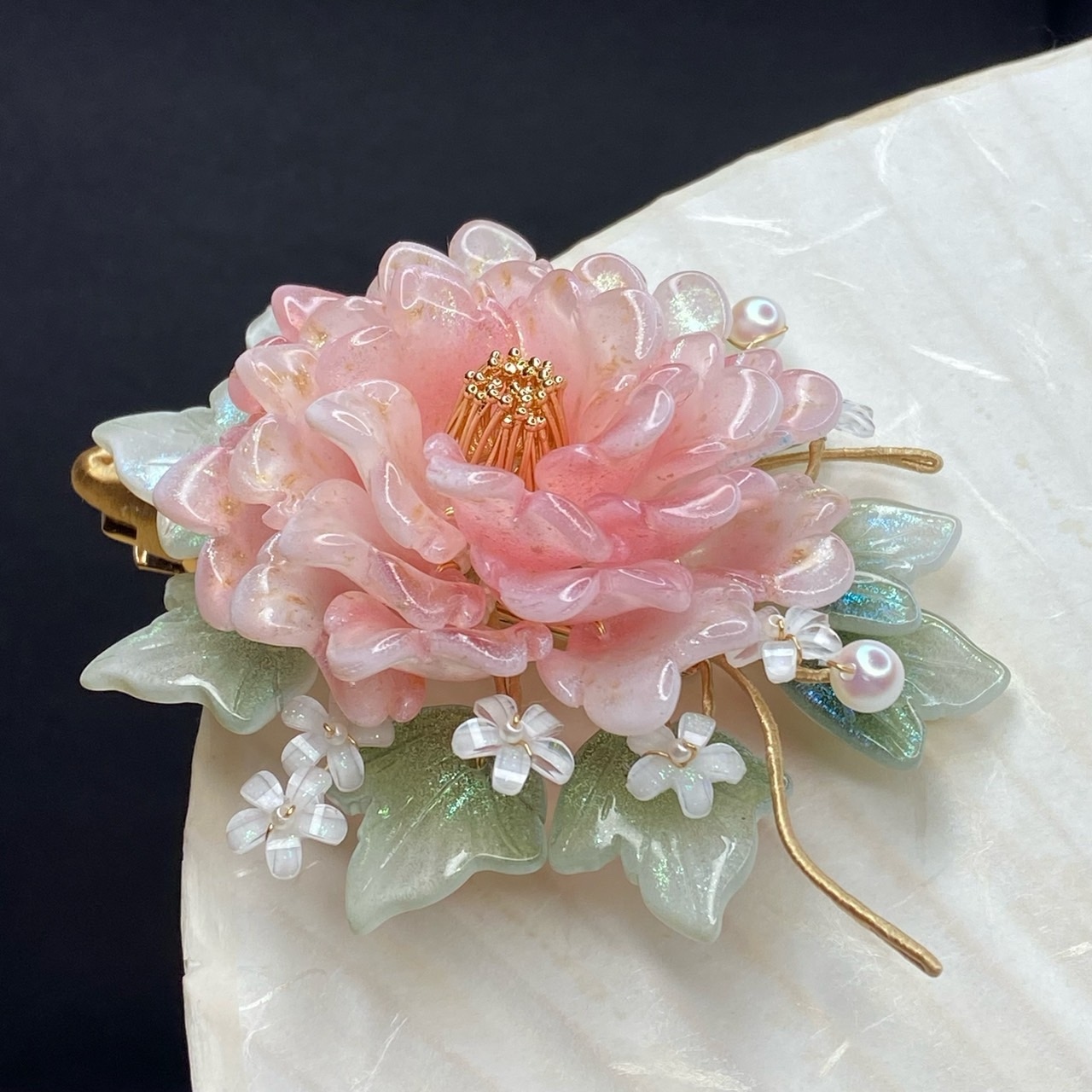 優しいグラデーション色の薔薇ヘアクリップ☆ハンドメイド手編みクリップバラ 優しいグラデーション色の薔薇ヘアクリップ☆ハンドメイド手編み