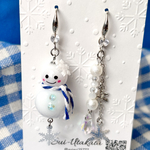 雪だるま☃️と雪の結晶❄️アシンメトリー　ウィンターピアス　イヤリング（╹◡╹）　🌟アレルギー対応致します🌟