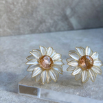 【再販】"静かに咲く" 冬のひまわりピアス シルバー 大ぶり　軽やか お花　イヤリング変更可　ディップフラワー