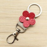 小さい キーホルダー 8cm 【濃い赤花×ライトグレー】 チャーム 革 レザー ストラップ