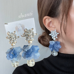 くすみブルーフラワーの透明感アクセサリー　上品揺れピアス　ウェディングアクセサリー　ブライダルアクセサリー　エルサ　アナ雪　ディズニー　ウェディング