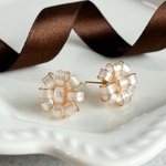 リボンフラワーのイヤリング／ピアス／ノンホールピアス