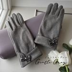 【Gentle Gray（ジェントル・グレー）】そっと寄り添う、上品な冬　手元を彩るレザーリボン　エレガントグローブ　グレー　手袋　スマホタッチ対応