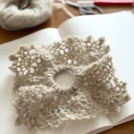 Eugenie : モヘアのスクエアシュシュ