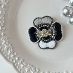 【新作】黒灰の花   ビーズ刺繍ブローチ