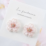 桜の刺繍耳飾り(淡いピンク)/ピアス or イヤリング選択 、淡水パール追加可能/卒園式や入学式などのセレモニーにも 上品 お花 ギフト アクセサリー 春 