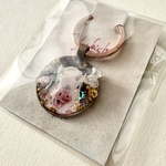 動物のキーホルダー　（豚のユキチ）原画をレジンで閉じ込め飾りつけたもの