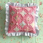 パッチワークキルト・カテドラルウィンドウのミニクッション　ローズピンク