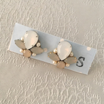 【画像左】グレージュカラーのアクリルパーツピアス(イヤリング)