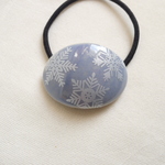 淡い青系釉薬に雪の結晶のヘアゴム