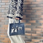 【レザーバッグとビーズ刺繍】ハチワレ猫は新入りが気になる