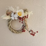 白椿とサンキライのしめ縄　　しめ縄飾り　　正月飾り