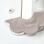  《名入れ刺繍46色》airy knit bib｜ニュアンスカラー　ニット　スタイ　韓国　ベビー　もくもくスタイ　出産祝い　お名前刺繍　ギフト　出産準備　　よだれかけ　アイレット　男の子　女の子