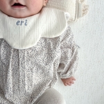  《名入れ刺繍46色》airy knit bib｜ニュアンスカラー　ニット　スタイ　韓国　ベビー　もくもくスタイ　出産祝い　お名前刺繍　ギフト　出産準備　　よだれかけ　アイレット　男の子　女の子