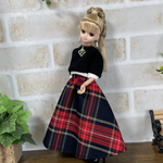 NO,607リカちゃん服  赤いタータンチェック　たっぷりフレアスカート　ブラック　バイカラーニット　オシャレ冬コーデ　リアルクローズ