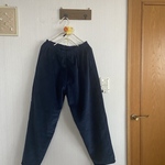 太畝コーデュロイのテーパードパンツ