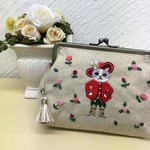 【yurikurakura様ご予約品】「長靴を履いた猫 〜 in ローズガーデン」の刺繍がま口ポーチ