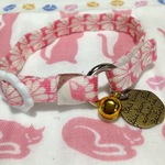 【優しい猫首輪】ピンクの菊紋様　金のチャーム
