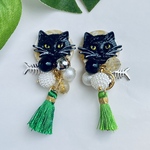 黒猫　キラキラビーズ×アシンメトリーグリーンタッセルピアス　猫イヤリング フィッシュボーン