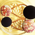 ◇2点セット◇リバティプリント使用・くるみボタン・キラキラリボンヘアゴム・＜Jenny's Ribbons＞(ジェニーズ・リボンズ)＆無地リバティ
