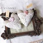 アンティーク手刺繍レース＋リネン＊ハート型ラベンダー サシェ　布花付