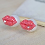 ピンク色の唇ピアス(ラメ入り)