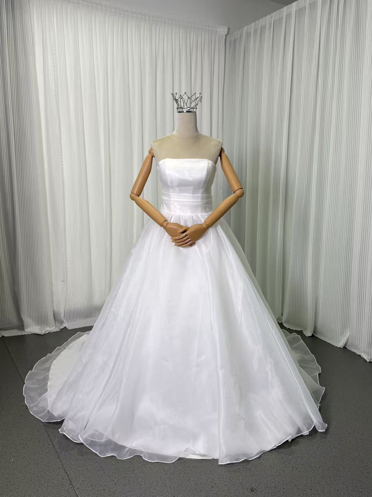 大好評中！オフホワイトウエディングドレス ソフトチュール華やかなトレーン プリンセスライン /結婚式披露