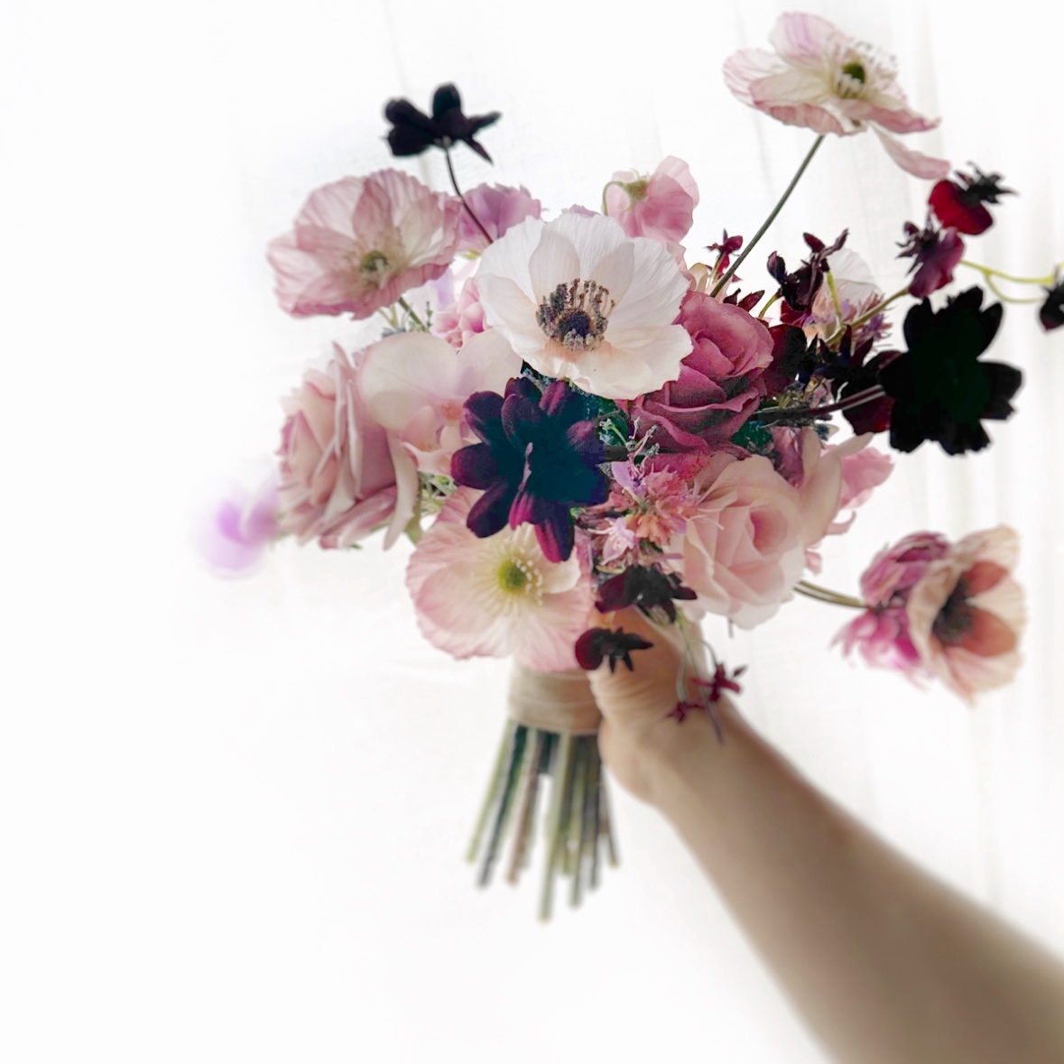 ポピーと薔薇のモーブブーケ　ブートニアセット　ウェディングブーケ　モーブピンク　バーガンディ　ワインレッド　チョコレートコスモス　アーティフィシャルフラワー　大人可愛い 18,144円